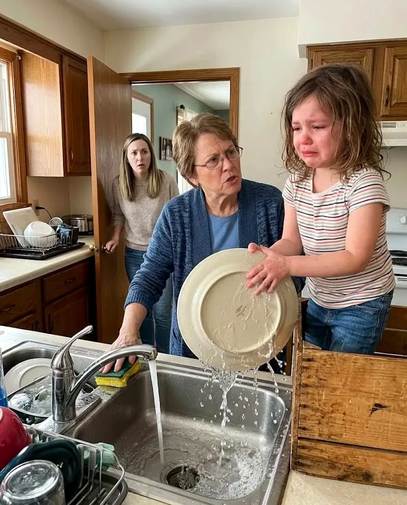 « Petite incapable » : ce jour où j'ai surpris ma mère maltraitant ma fille de 6 ans