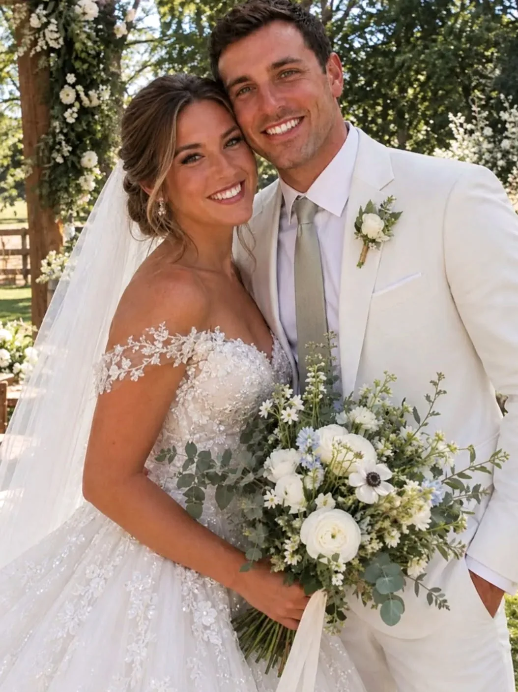 Le lendemain de notre mariage, une découverte inattendue dans la veste de mon mari a tout bouleversé